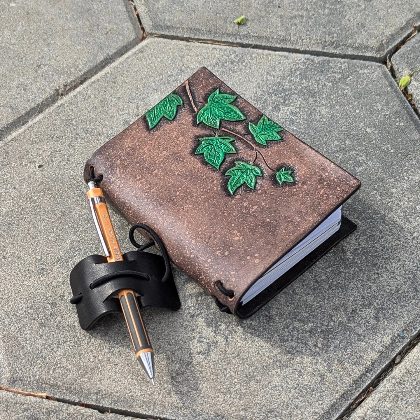 PASSPORT Traveller's Refillable Notebook | Tooled Ivy Vine, Emerald