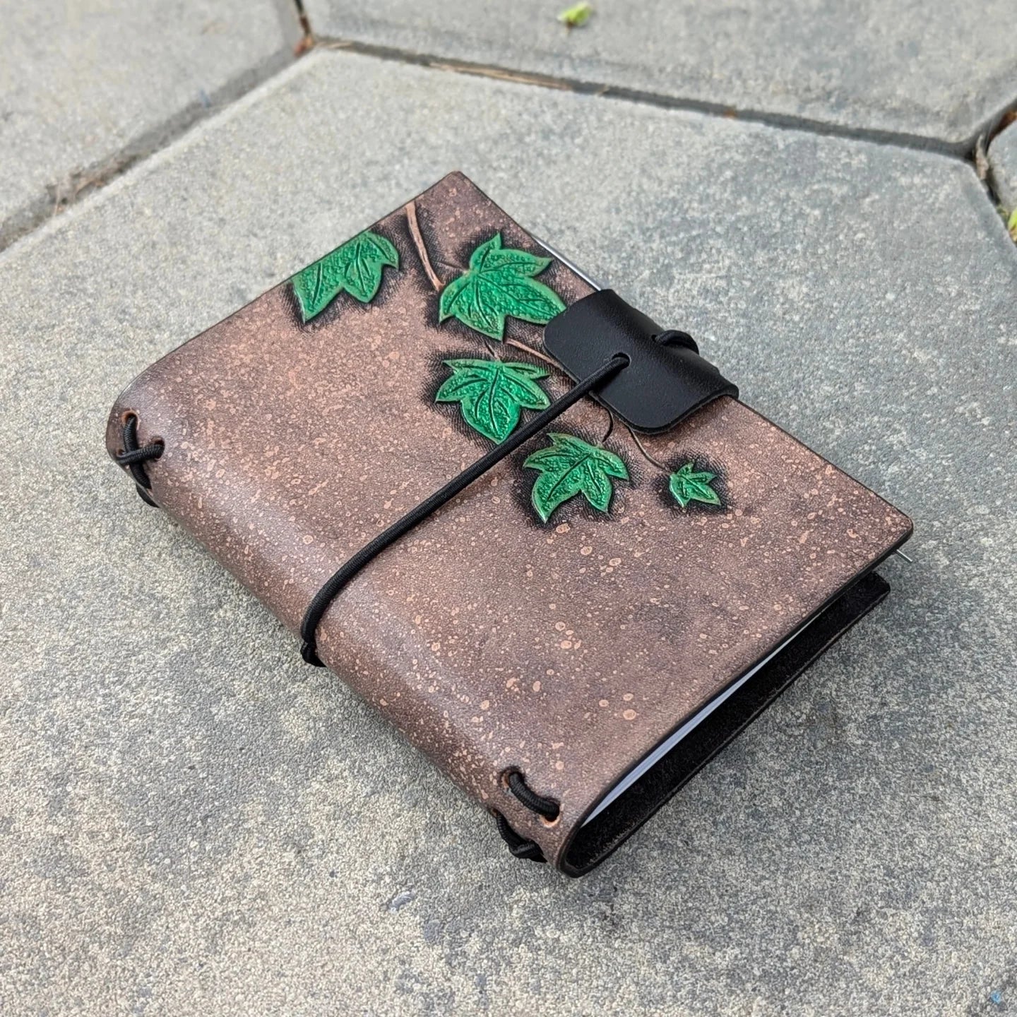 PASSPORT Traveller's Refillable Notebook | Tooled Ivy Vine, Emerald