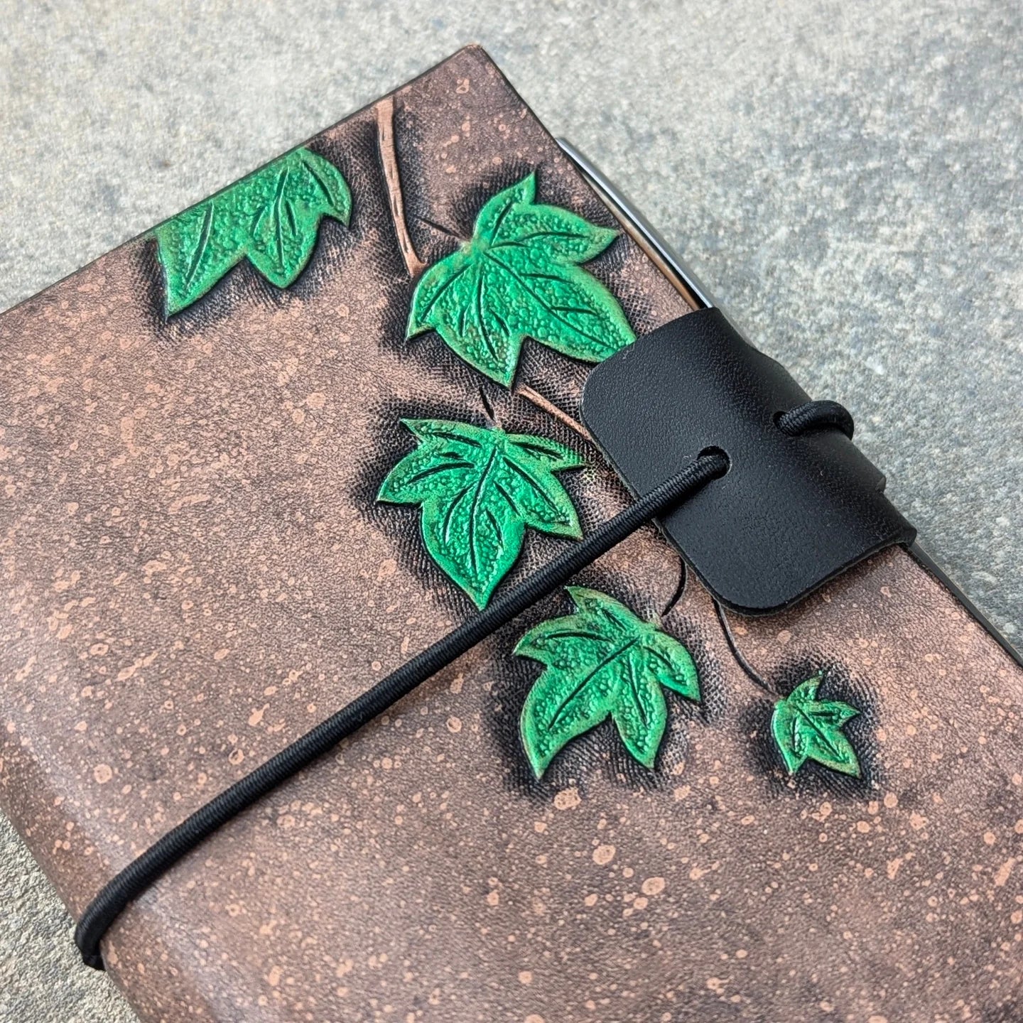 PASSPORT Traveller's Refillable Notebook | Tooled Ivy Vine, Emerald