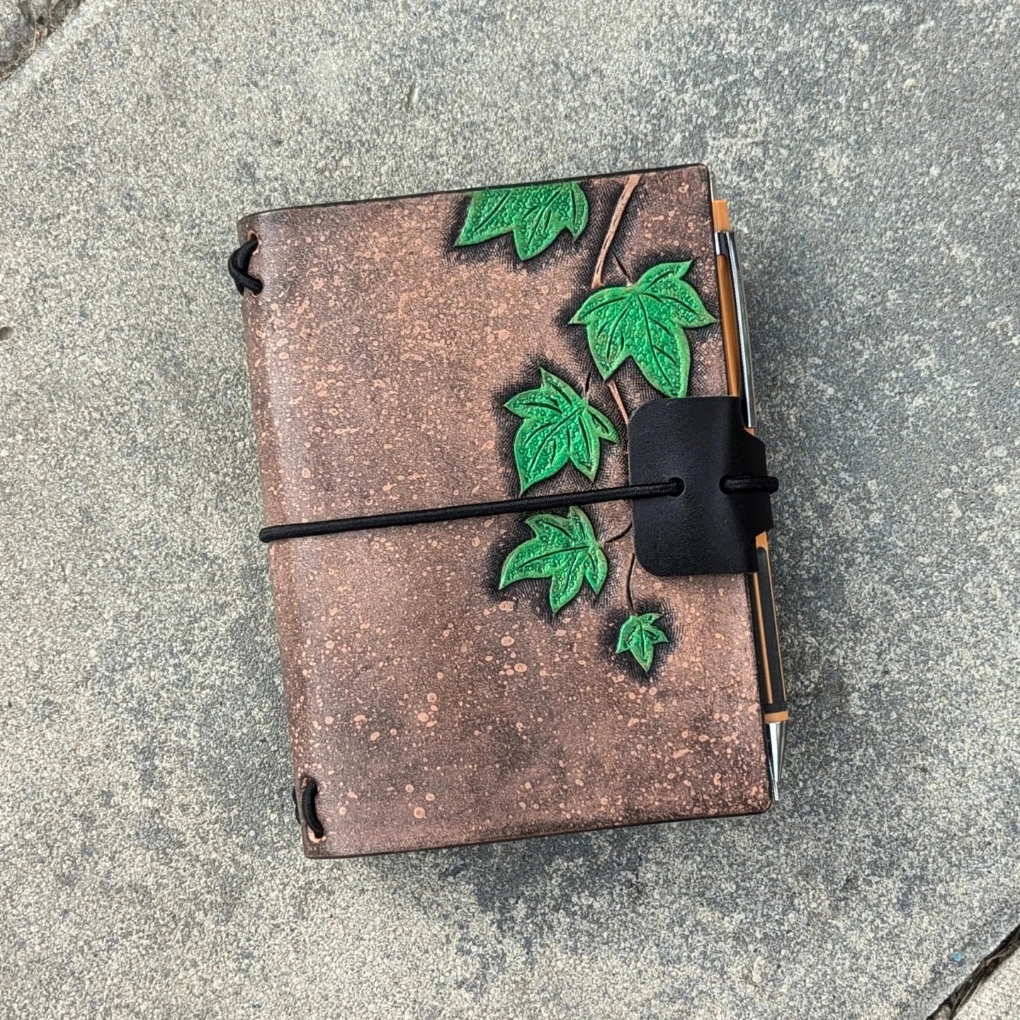 PASSPORT Traveller's Refillable Notebook | Tooled Ivy Vine, Emerald