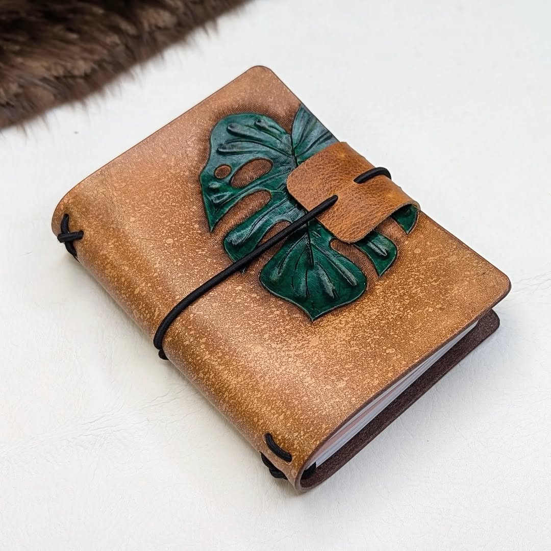 PASSPORT Traveller's Refillable Notebook | Tooled Painted Monstera Leaf