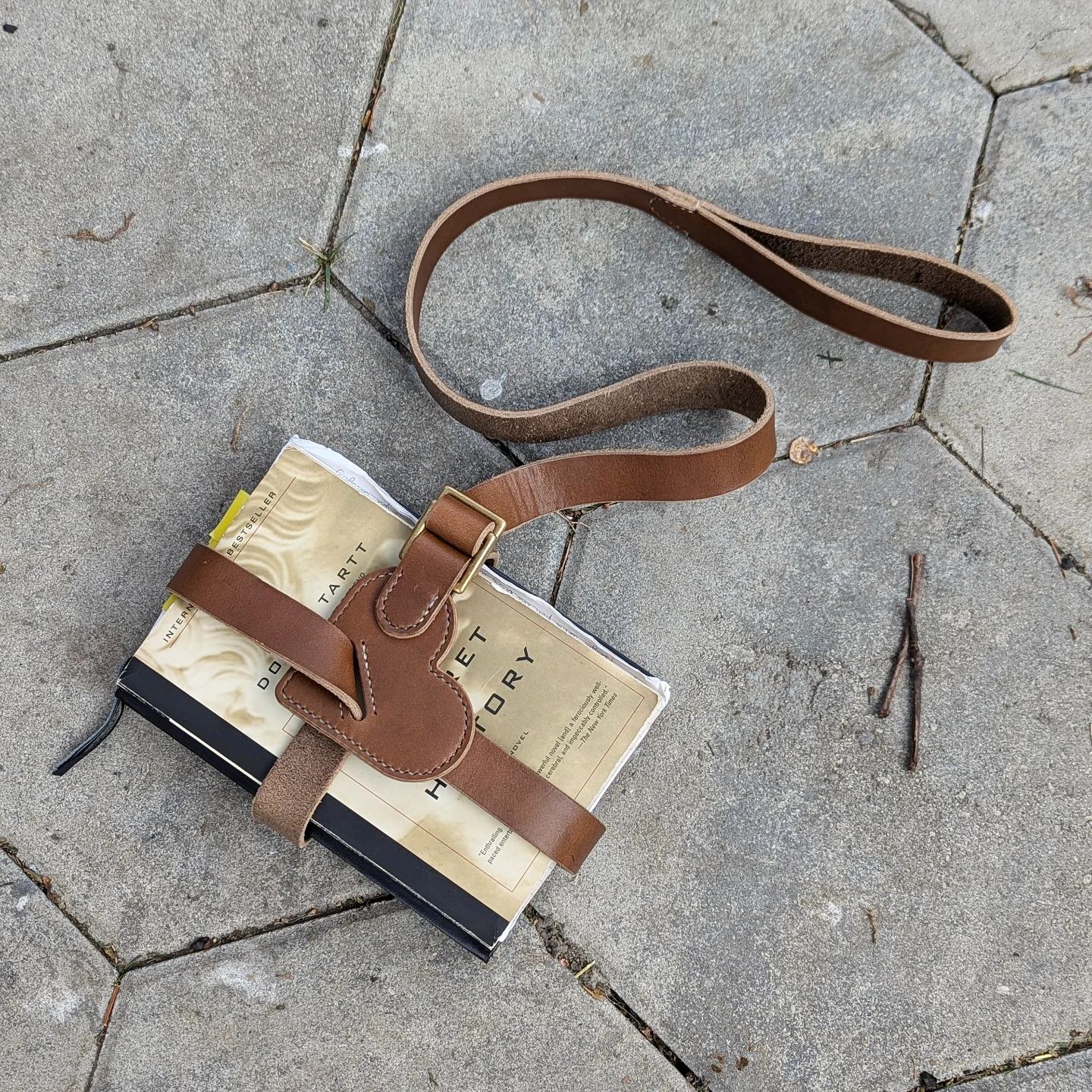 'The Brontë' | Heart-Shaped Book Strap in Tawny Brown