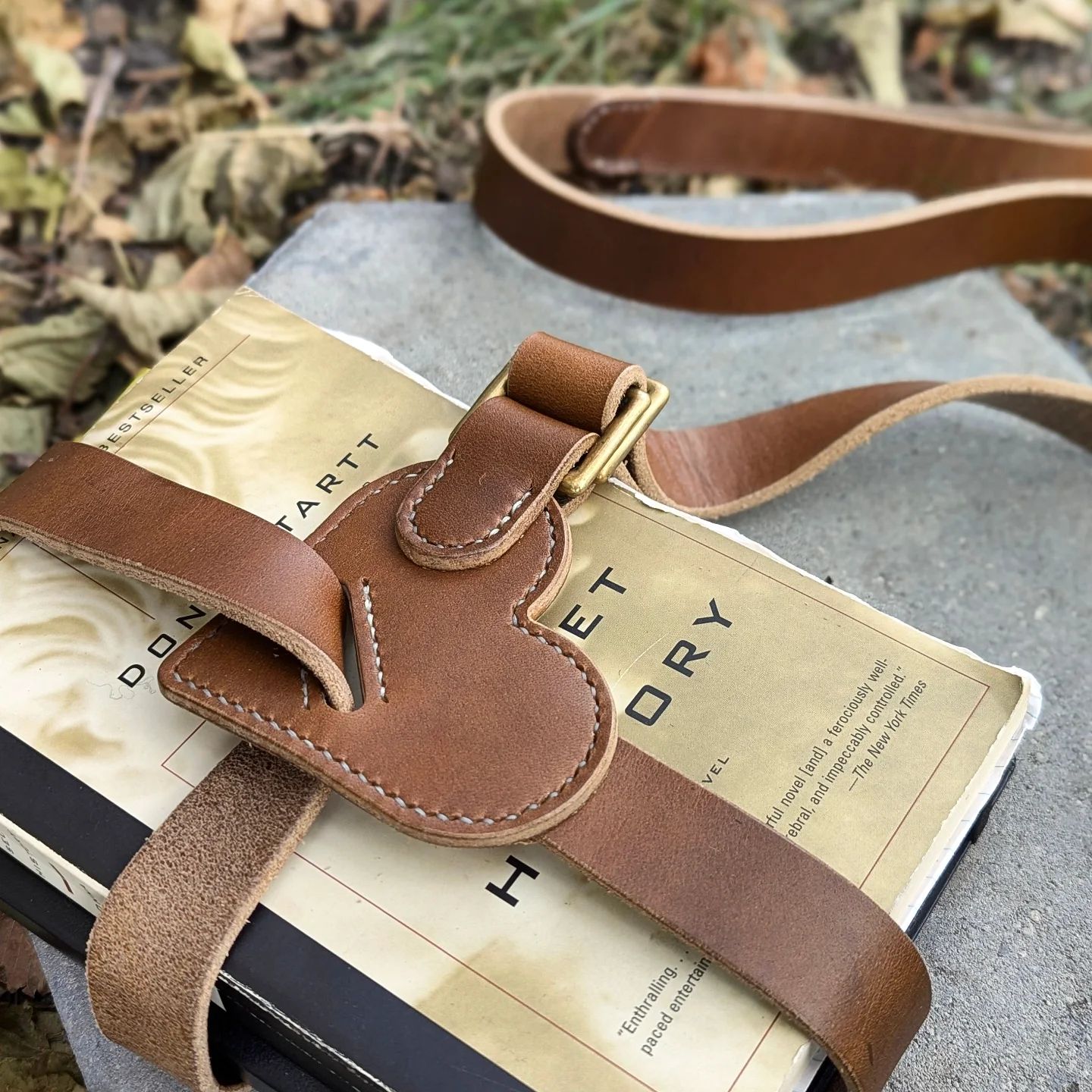 'The Brontë' | Heart-Shaped Book Strap in Tawny Brown