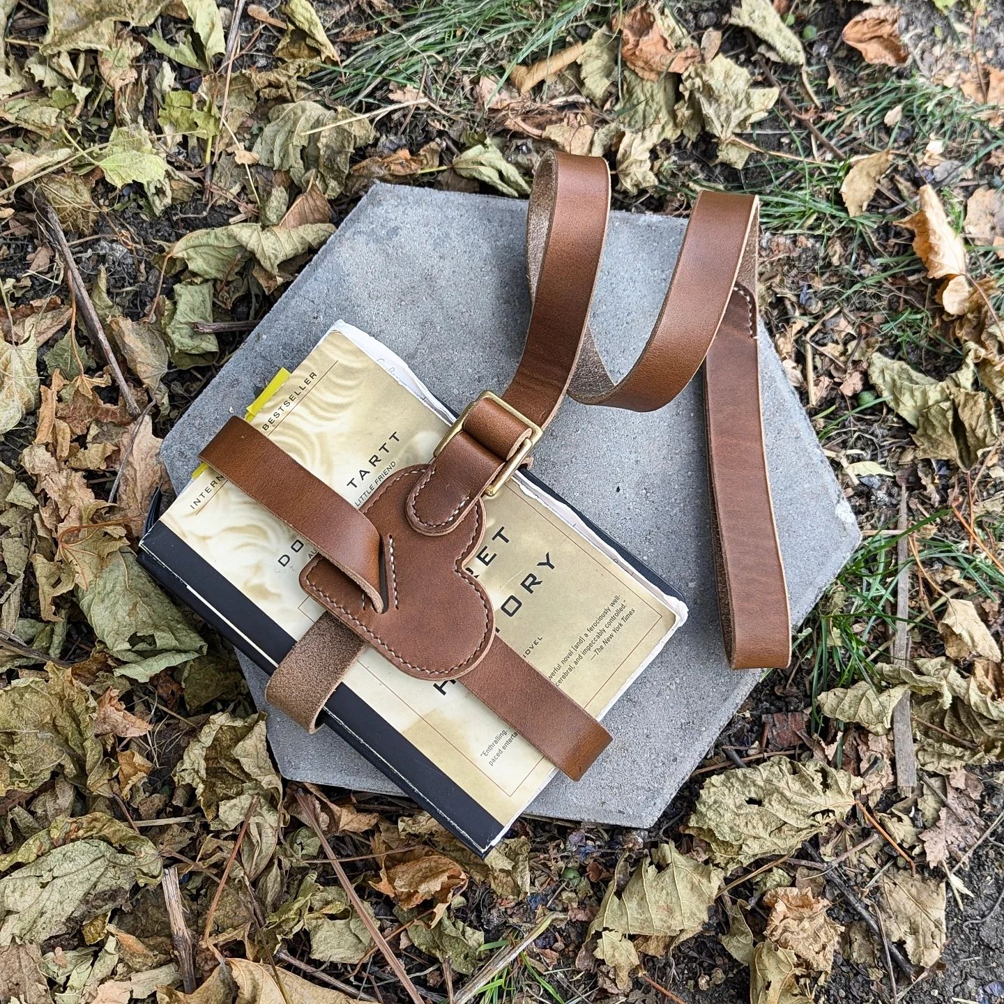 'The Brontë' | Heart-Shaped Book Strap in Tawny Brown