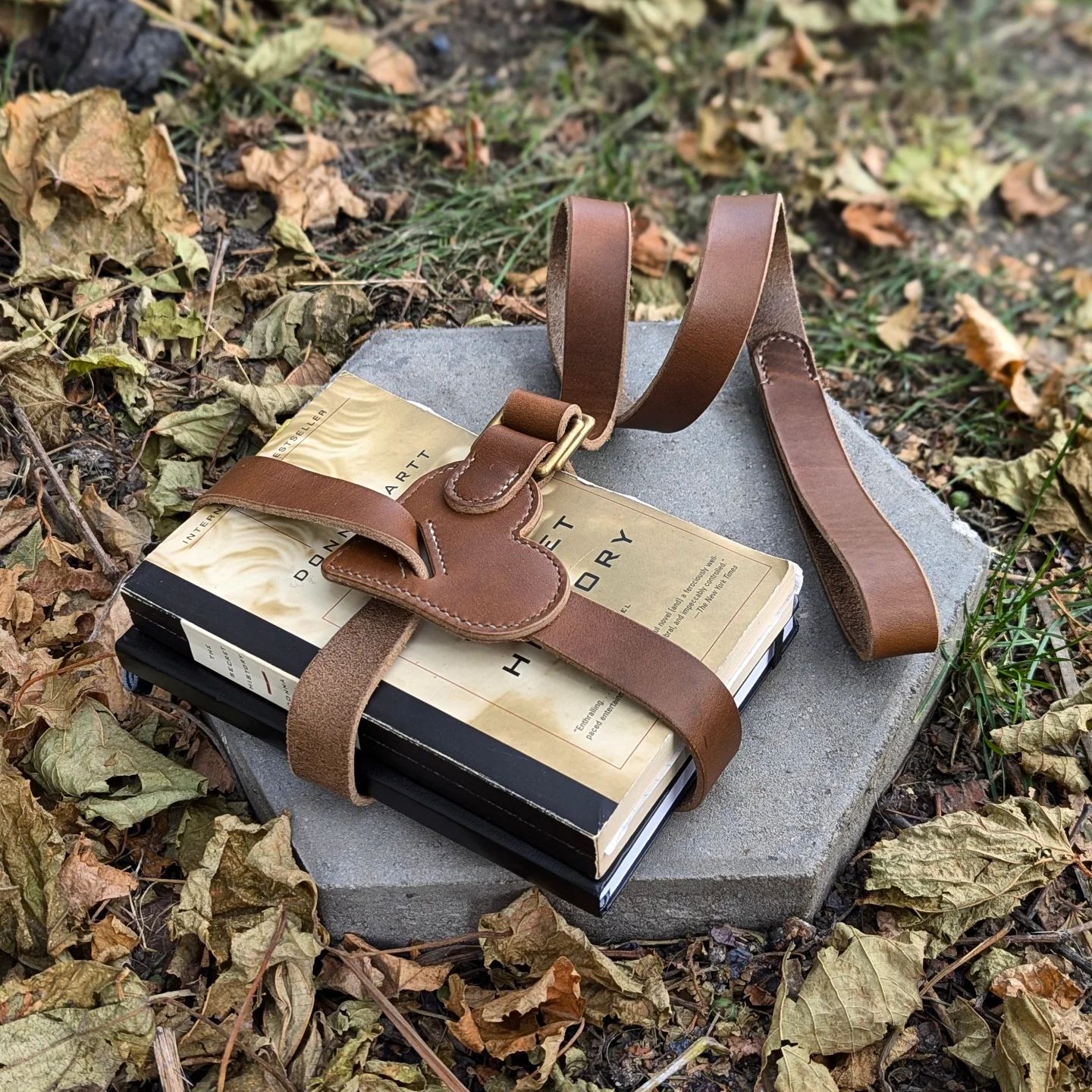 'The Brontë' | Heart-Shaped Book Strap in Tawny Brown