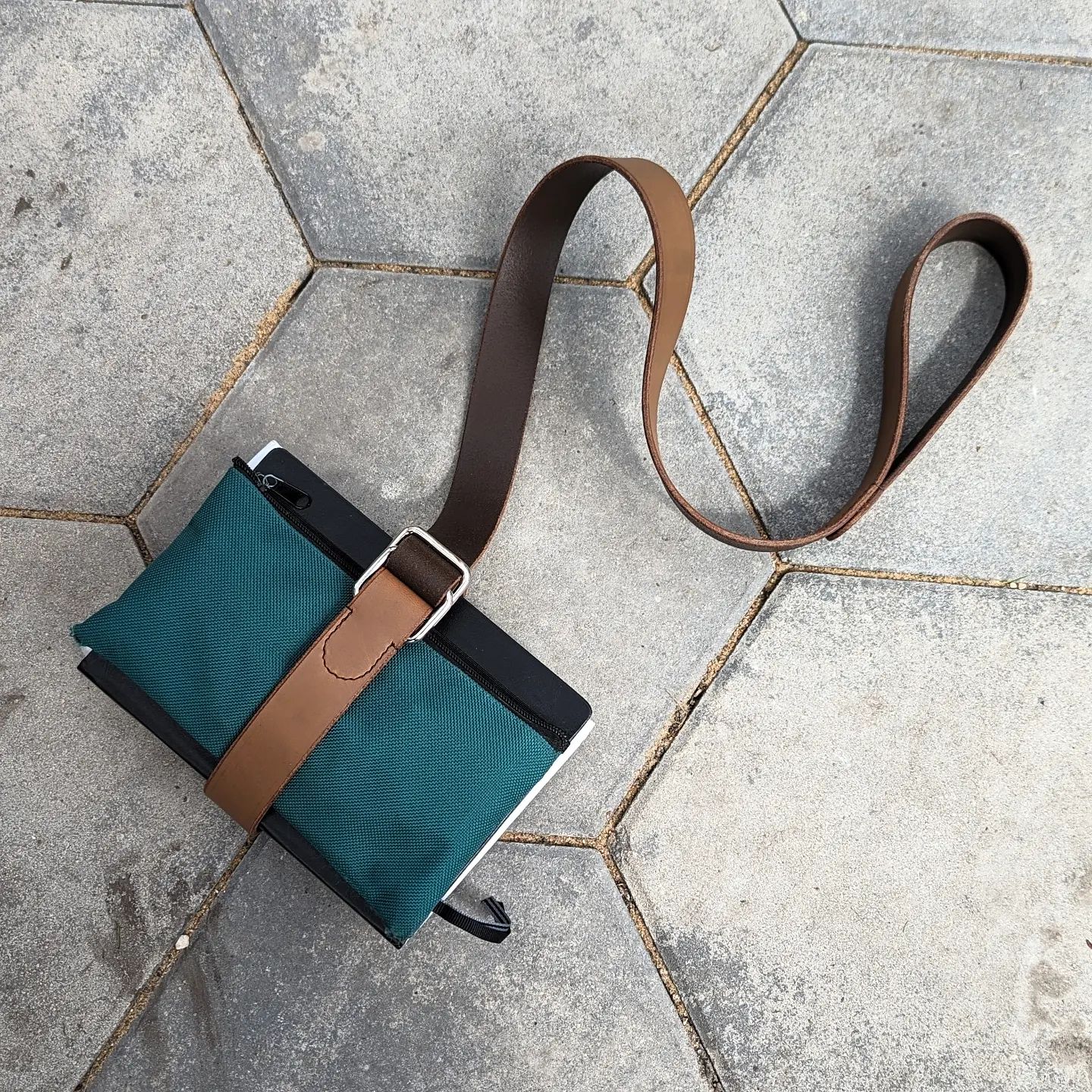 'The Byron' | Classic Book Belt in Brown Bison Leather