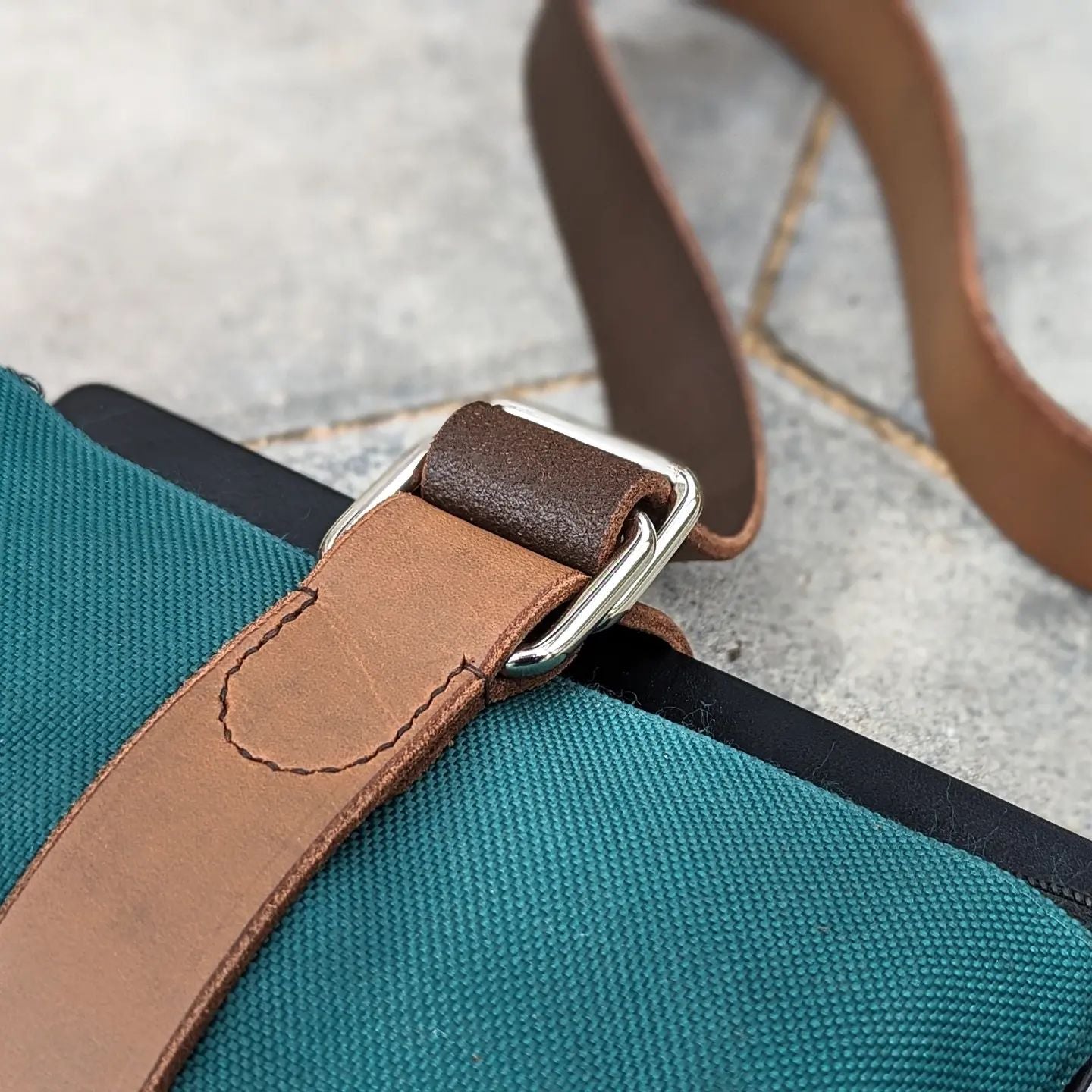 'The Hemingway' | Minimalist Book Belt in Brown Bison Leather