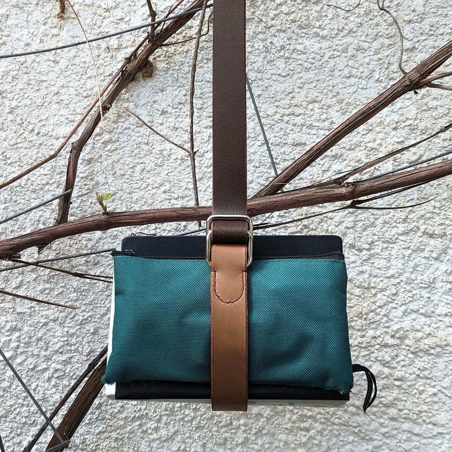 'The Hemingway' | Minimalist Book Belt in Brown Bison Leather