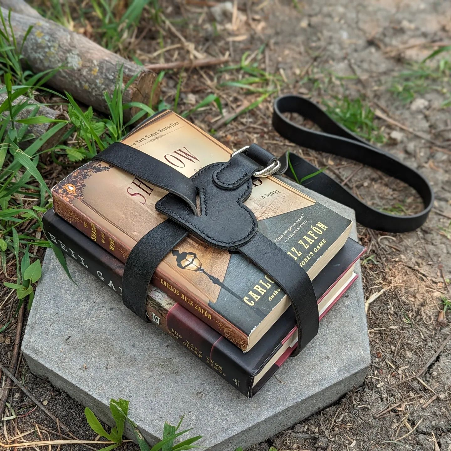 'The Brontë' | Heart-Shaped Book Strap in Coal Black