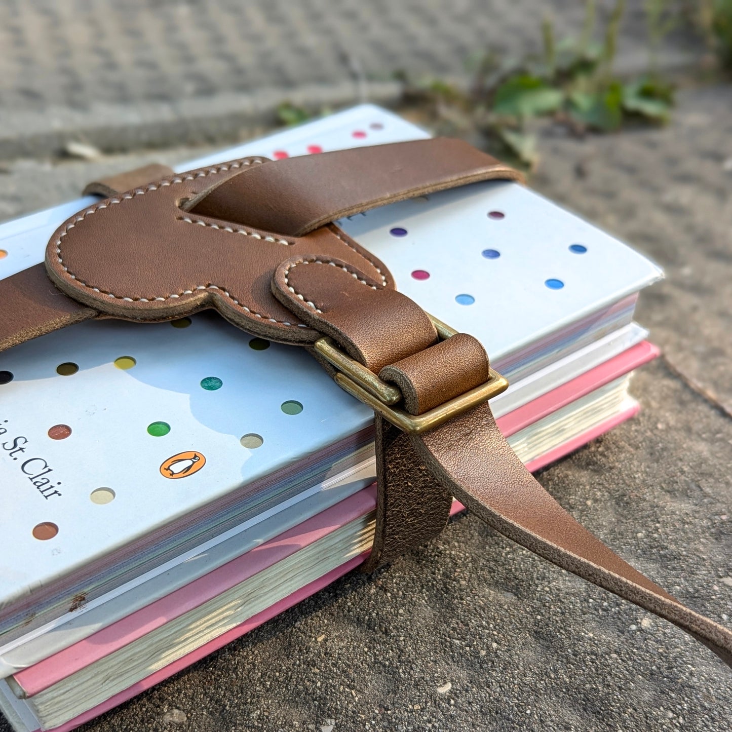 'The Brontë' | Heart-Shaped Book Strap in Tawny Brown