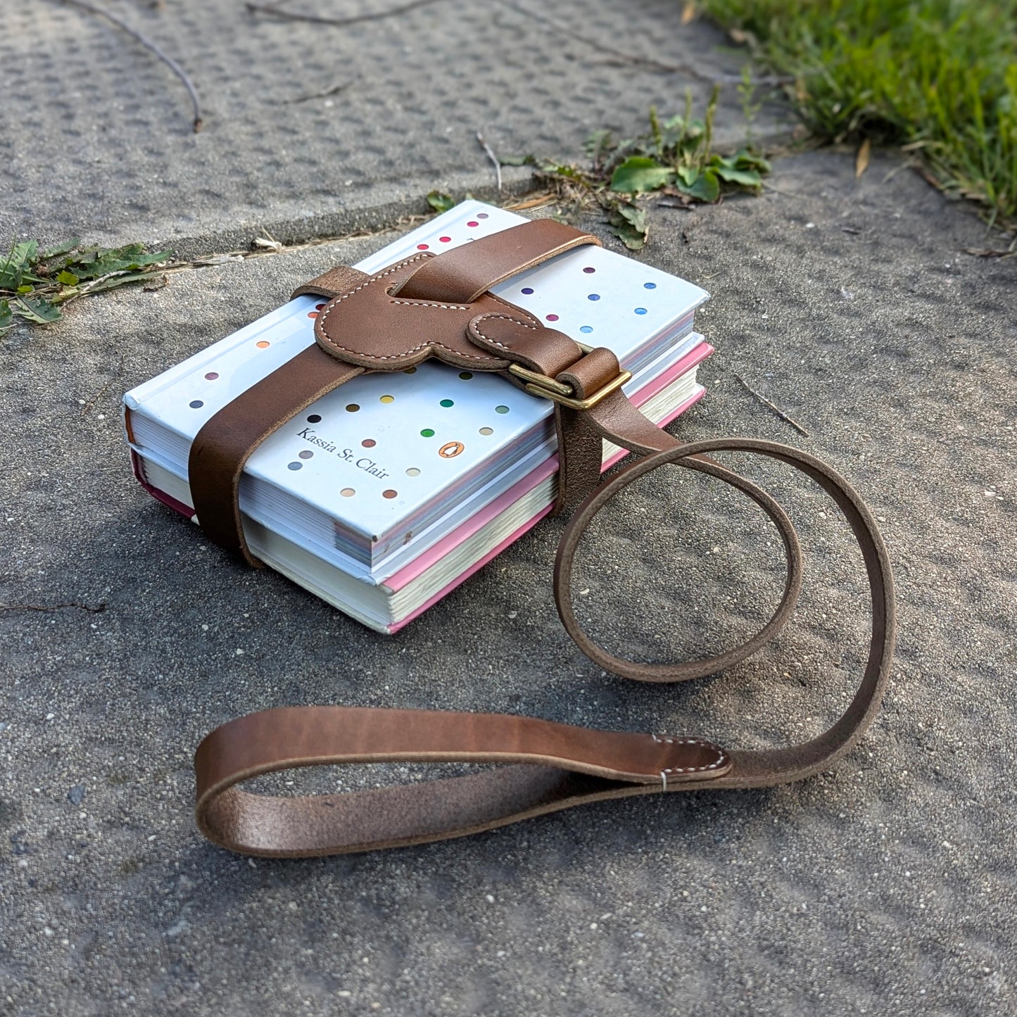 'The Brontë' | Heart-Shaped Book Strap in Tawny Brown