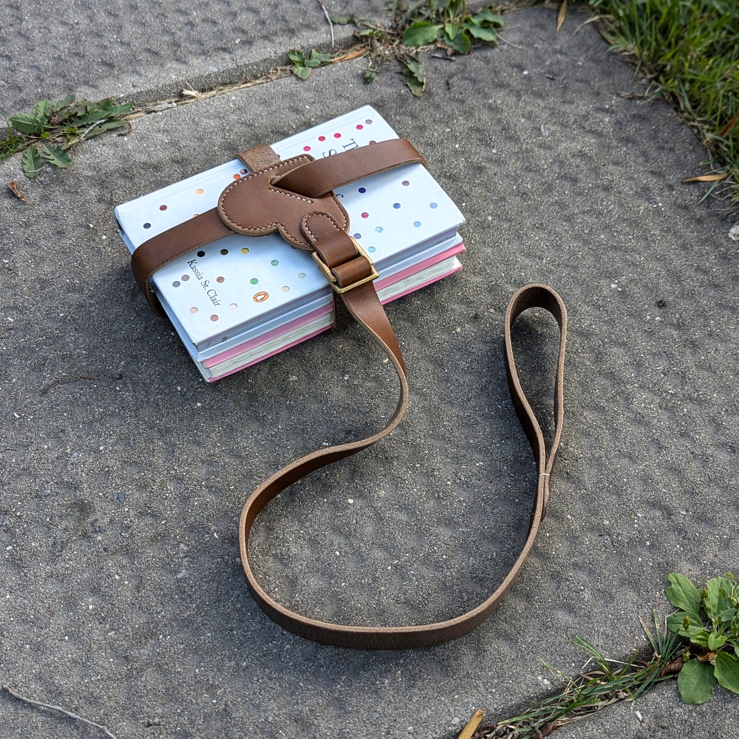 'The Brontë' | Heart-Shaped Book Strap in Tawny Brown