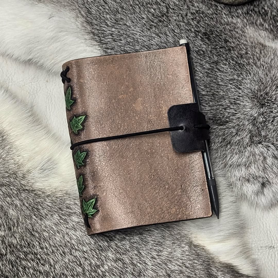 PASSPORT Traveller's Refillable Notebook | Tooled Ivy Vine