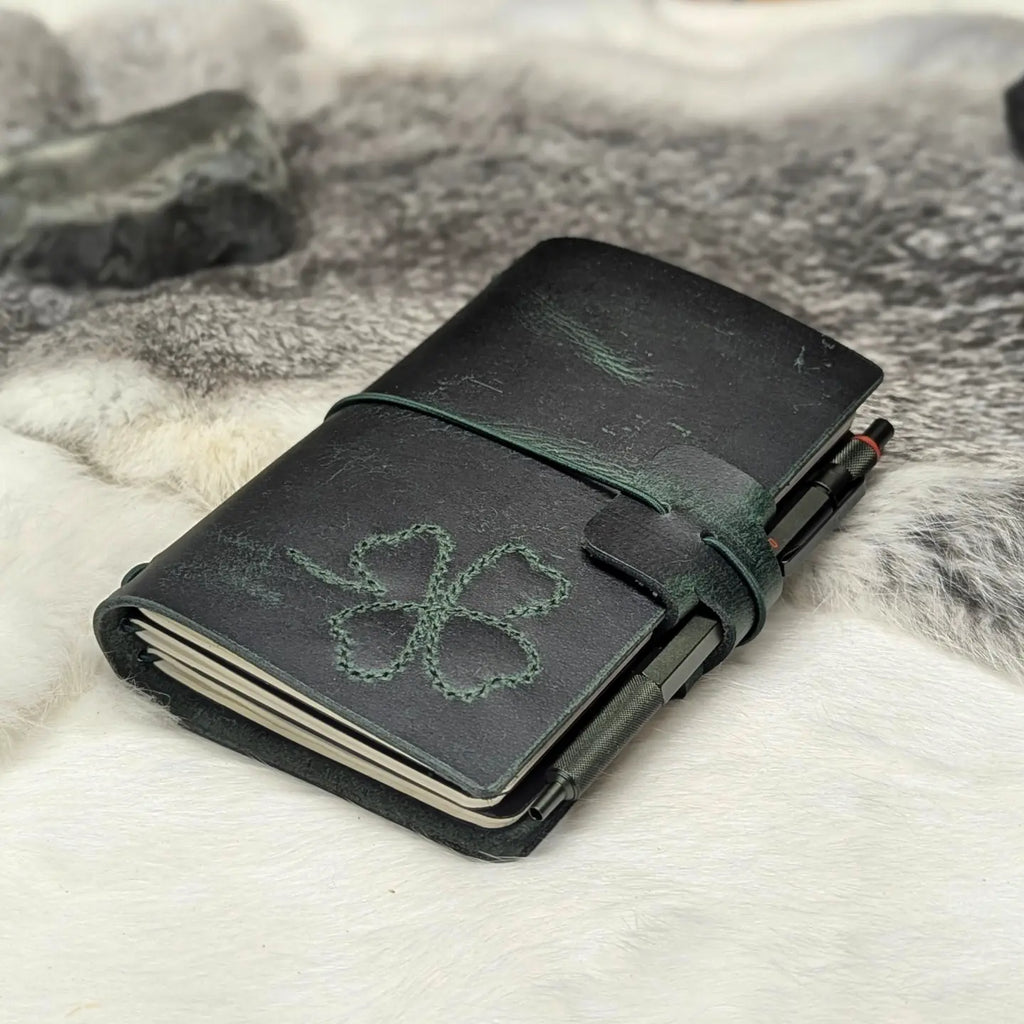 POCKET Traveller's Notebook | Continuous Line Clover
