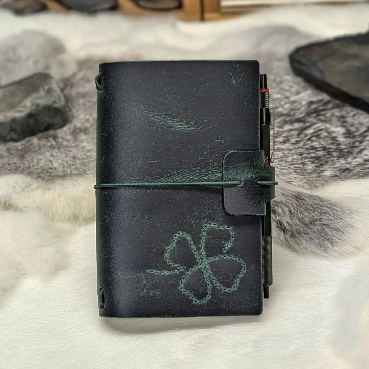 POCKET Traveller's Notebook | Continuous Line Clover